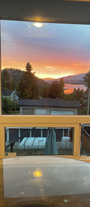Property grounds - Lovely 2  bedroom with Hotub and Oceanview in Burnaby just below SFU University (Burnaby)