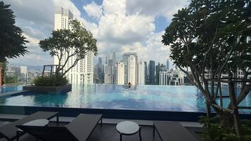 Swim-up bar