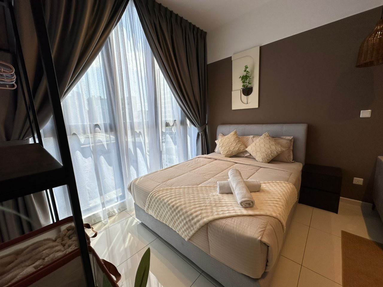 Ducha, secador de pelo, pantuflas, toallas