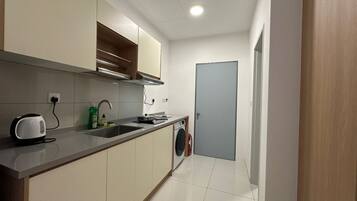 Full-sized fridge, oven, stovetop, dishwasher