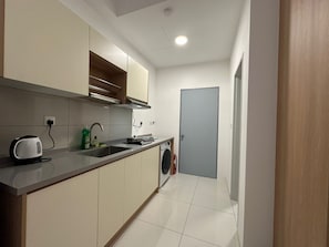 Full-sized fridge, oven, stovetop, dishwasher