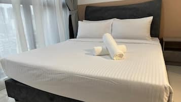 Douche, séchoir à cheveux, pantoufles, serviettes fournies