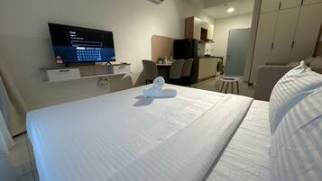 In-room safe, desk, free WiFi