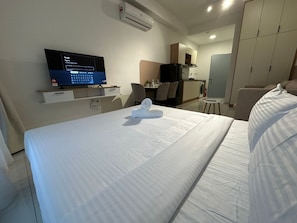 In-room safe, desk, free WiFi