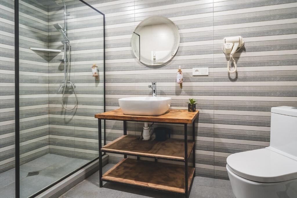 Habitación Confort doble, balcón, vistas a la ciudad | Baño | Zapatillas