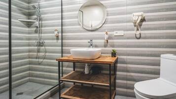 Habitación doble Confort, balcón, vista a la ciudad | Baño | Pantuflas