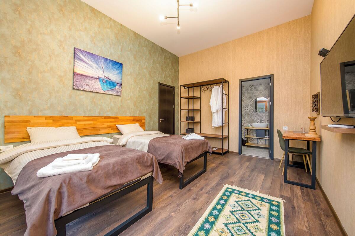 Comfort kamer, 2 eenpersoonsbedden, balkon, uitzicht op tuin | Een bureau, een strijkplank/strijkijzer, gratis wifi