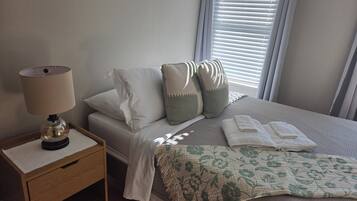 Tabla de planchar con plancha, wifi y ropa de cama