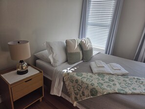 Tabla de planchar con plancha, wifi y ropa de cama