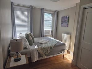 Tabla de planchar con plancha, wifi y ropa de cama