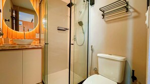 Apartamento básico | Banheiro | Secador de cabelo, toalhas de banho, sabonete, shampoo