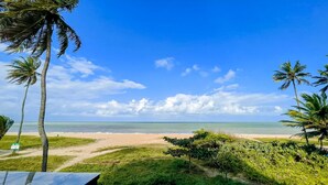 A beach with palm trees and a clear sky. - Setai Aquamaris Vista Mar - By Almare (João Pessoa)