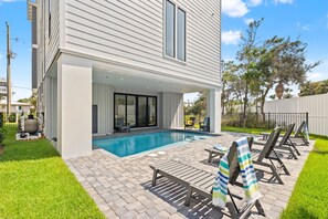 Piscine extérieure, chaises longues