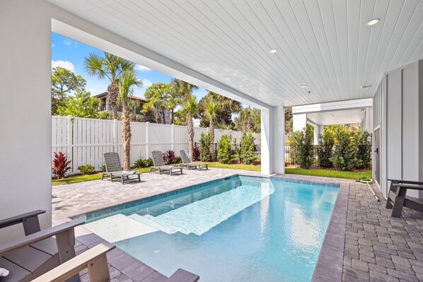 Piscine extérieure, chaises longues