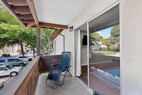 NEW 2-bed/2-bath condo in serene Uptown walk to 3 Malls/restaurants/ movies