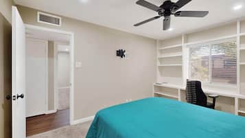 Tabla de planchar con plancha, wifi y ropa de cama