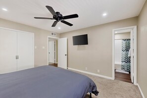 2 bedrooms, iron/ironing board, WiFi, bed sheets