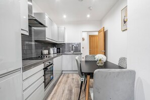 Private kitchen - The Velvet Nest 2BR 2BA (Leicester)