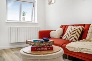 Game room - The Velvet Nest 2BR 2BA (Leicester)
