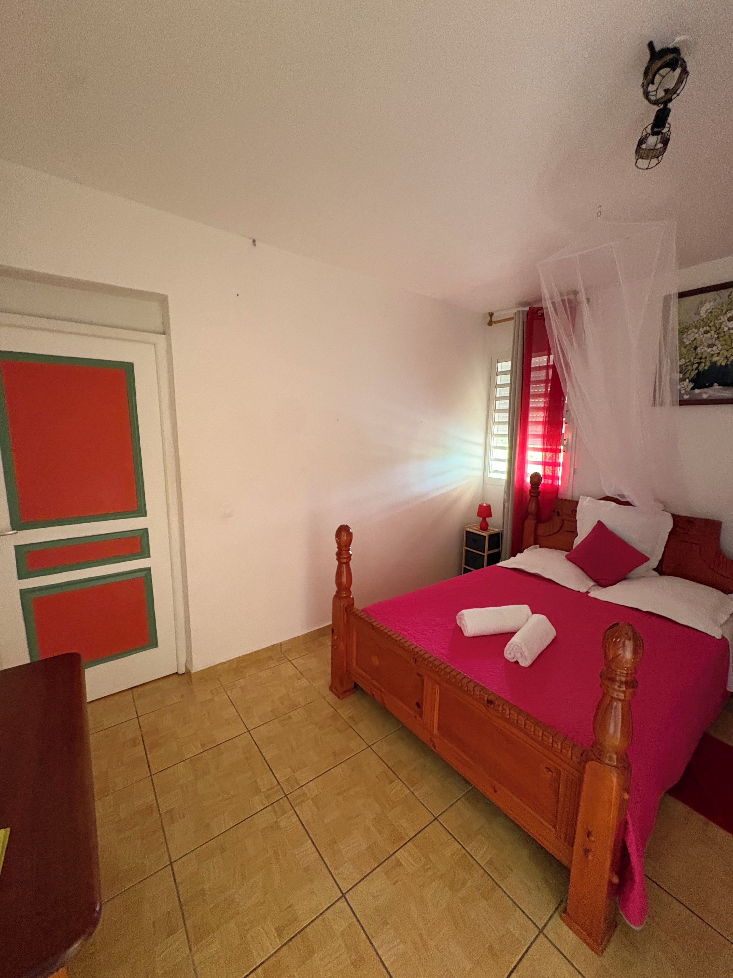 1 slaapkamer, een strijkplank/strijkijzer, gratis wifi, beddengoed