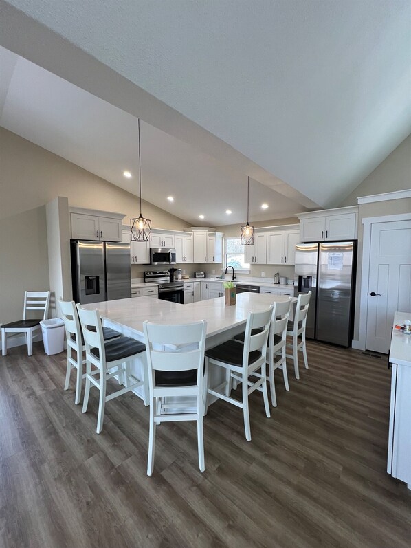 Fridge, microwave, oven, stovetop - Luxury 6-Bedroom Mountain Lake Retreat with dock slip, Sleeps 18. (Lafollette)