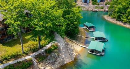 Luxury 6-Bedrm Mountain Lake Retreat with dock slip, Sleeps 18|MEMORIAL DAY OPEN