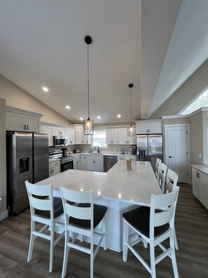 Fridge, microwave, oven, stovetop - Luxury 6-Bedroom Mountain Lake Retreat with dock slip, Sleeps 18. (Lafollette)