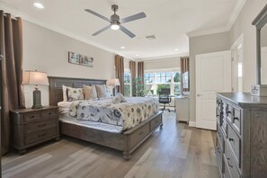 4 Schlafzimmer, Schreibtisch, Bügeleisen/Bügelbrett, Reisekinderbett