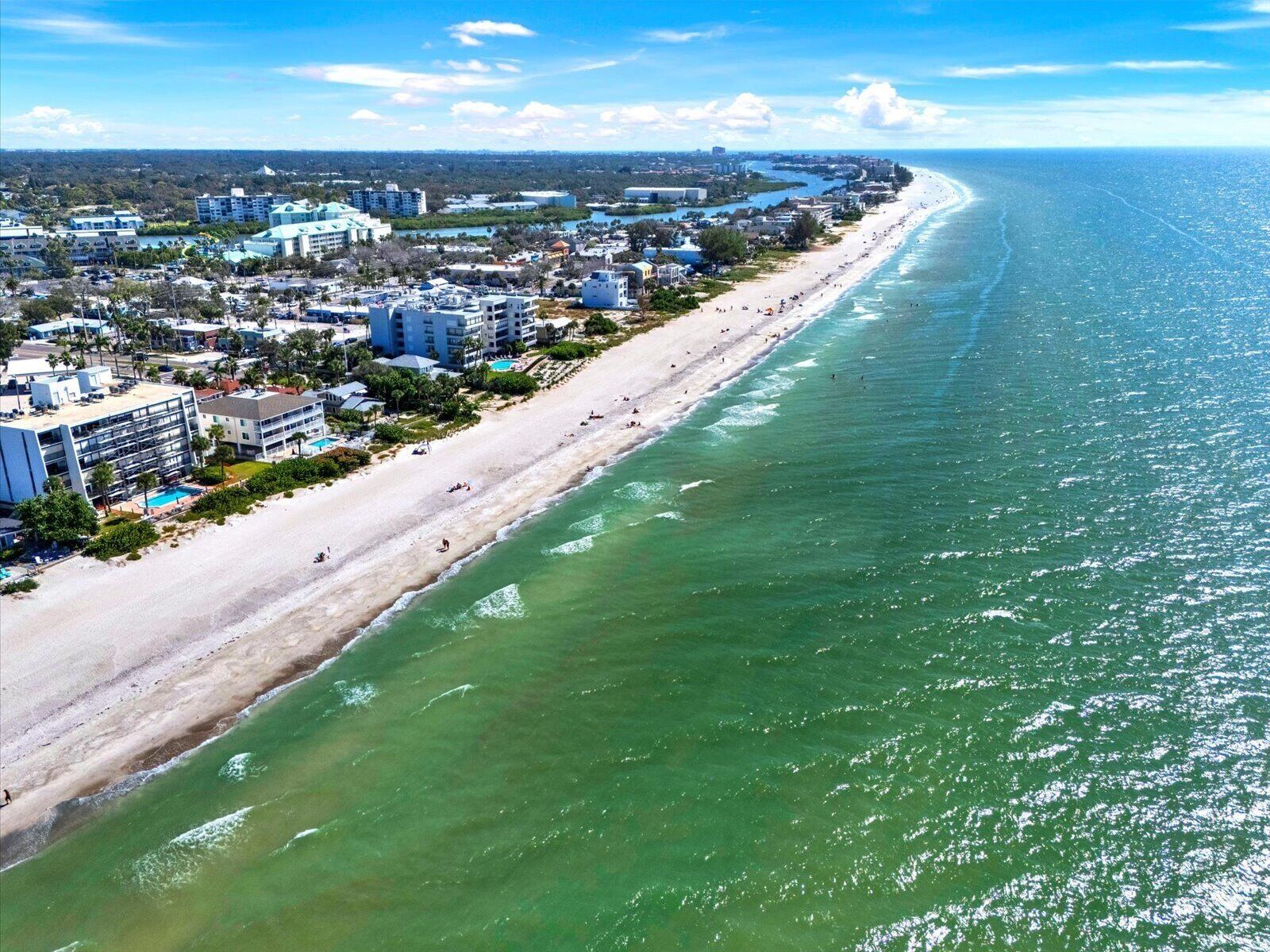 Chaises longues, serviettes de plage