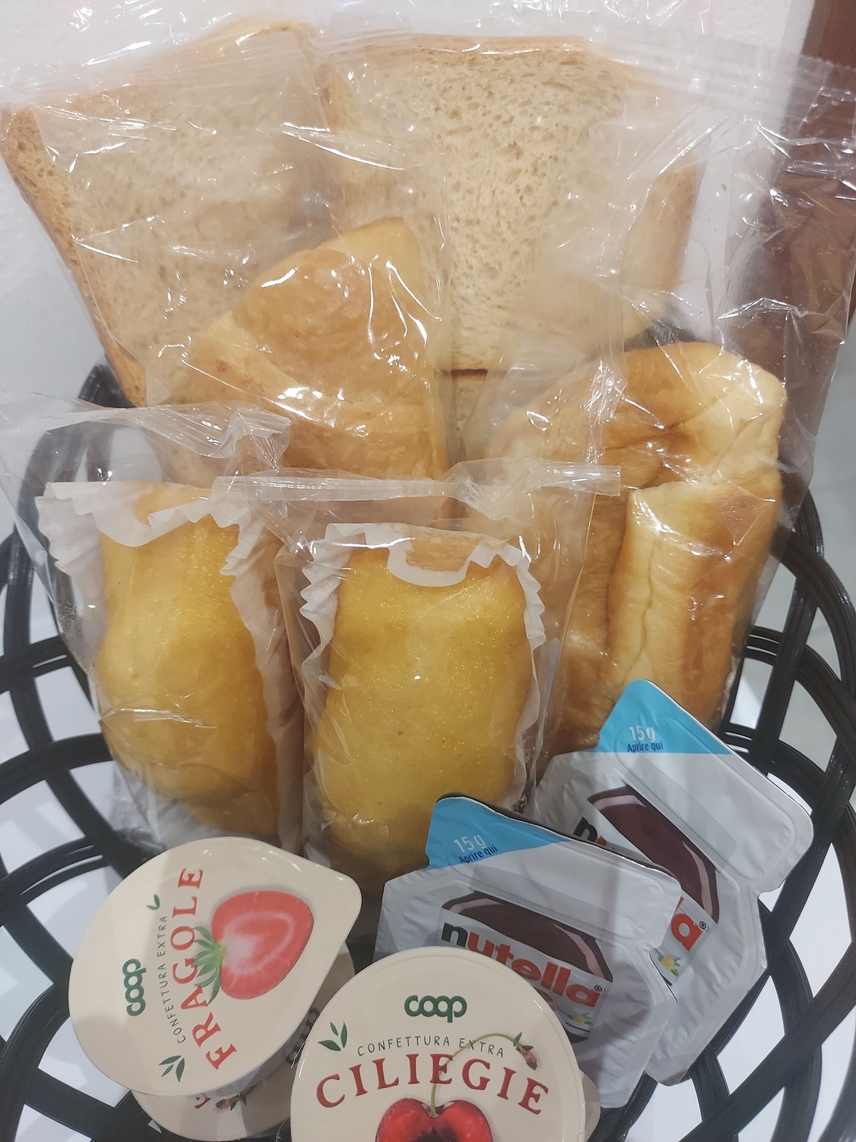 Escritorio, espacio para trabajar con laptop y cortinas blackout 