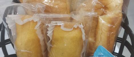 Escritorio, espacio para trabajar con laptop y cortinas blackout