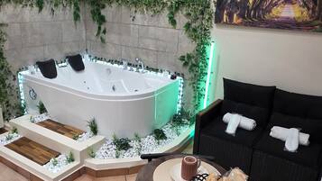 Escritorio, espacio para trabajar con laptop y cortinas blackout