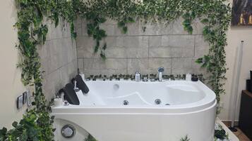 Suite Luxury, 1 letto king, balcone, vista città | Vasca idromassaggio privata