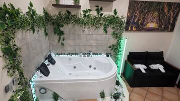 Escritorio, espacio para trabajar con laptop y cortinas blackout