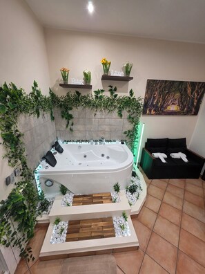 Suite de lujo, 1 cama de matrimonio grande, balcón, vistas a la ciudad | Escritorio, espacio para trabajar con un portátil, cortinas opacas