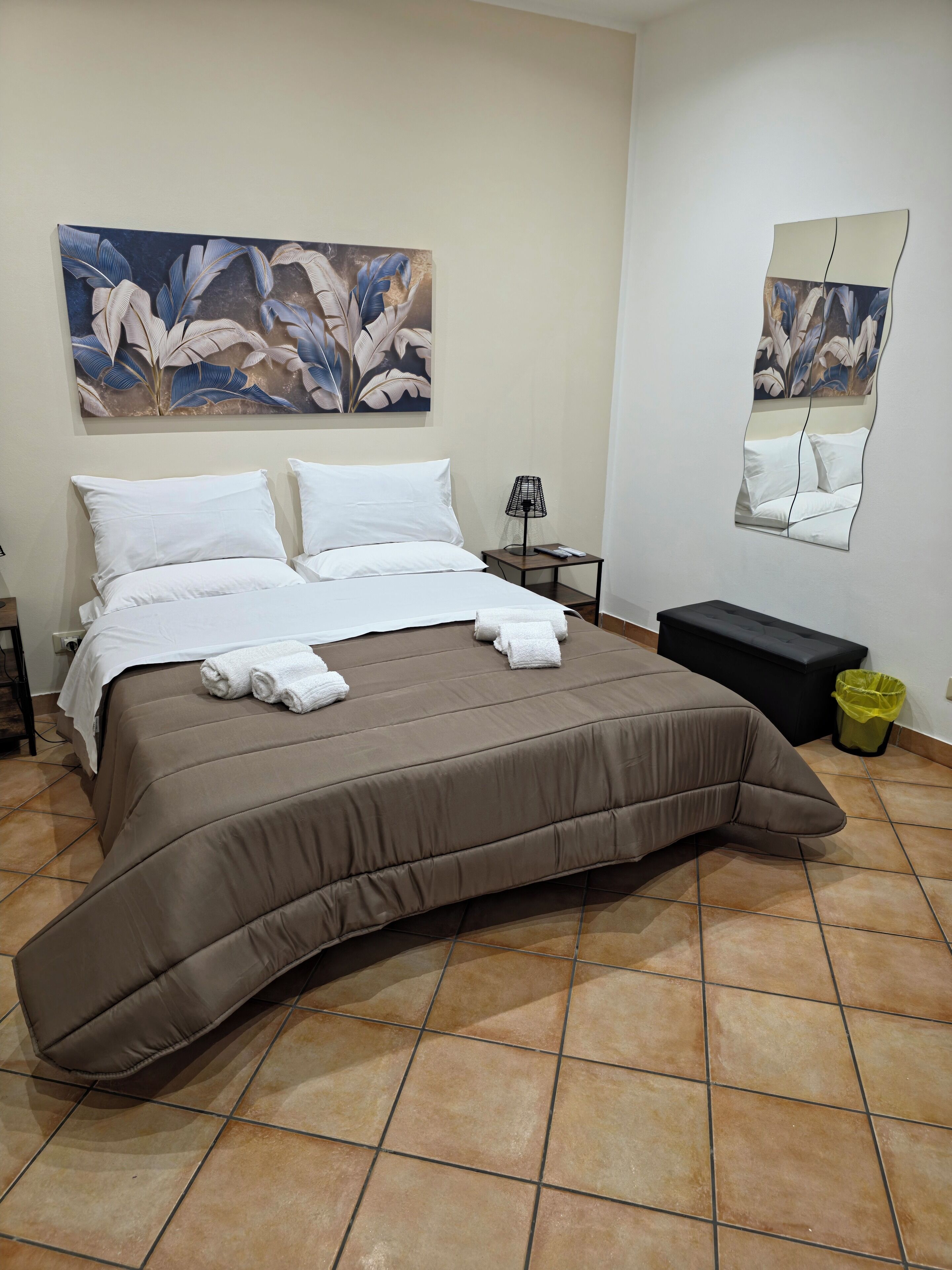 Habitación Confort doble, vistas al patio | Escritorio, espacio para trabajar con un portátil, cortinas opacas