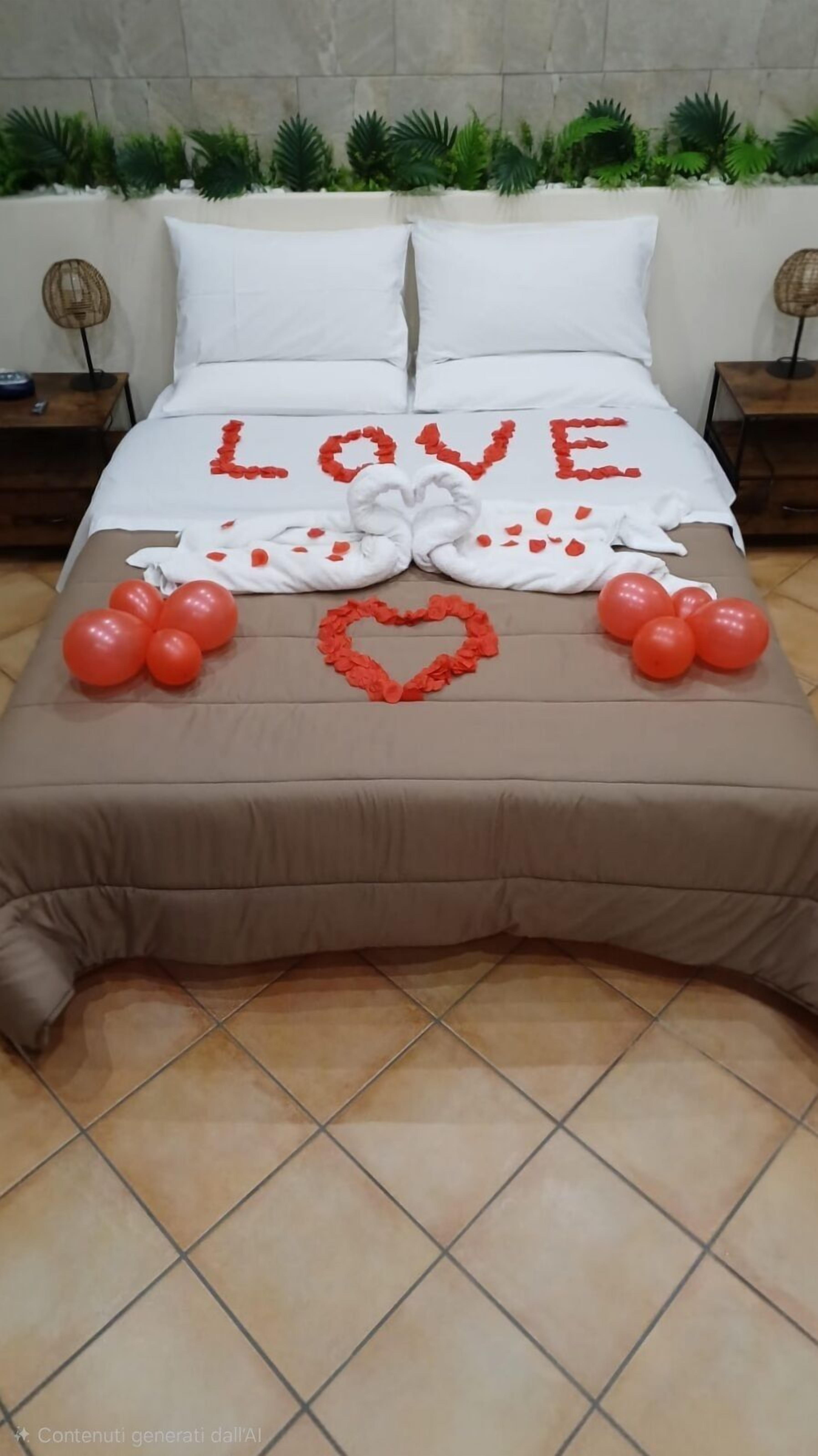 Suite Luxury, 1 letto king, balcone, vista città | Una scrivania, postazione laptop, tende oscuranti, insonorizzazione