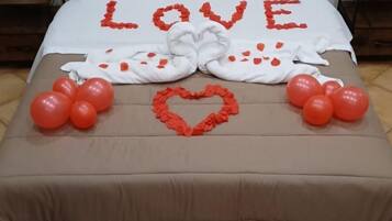 Suite Luxury, 1 letto king, balcone, vista città | Una scrivania, postazione laptop, tende oscuranti, insonorizzazione