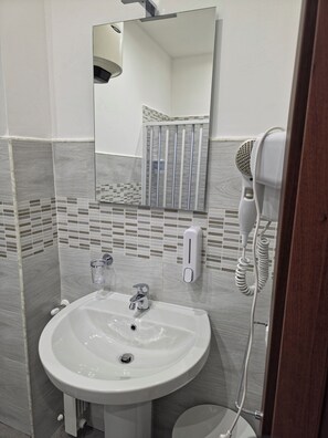 Habitación Confort doble, vistas al patio | Baño | Secador de pelo, zapatillas, toallas y jabón