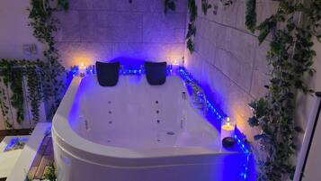 Suite Luxury, 1 letto king, balcone, vista città | Una scrivania, postazione laptop, tende oscuranti, insonorizzazione