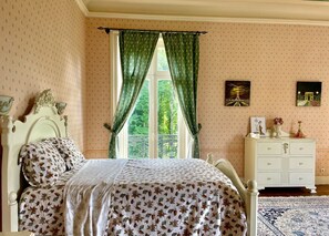 6 soverom, strykejern/-brett, internettilgang og sengetøy