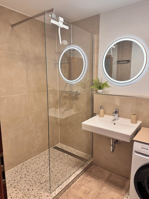 Dusche, HandtĂŒcher, Seife, Toilettenpapier