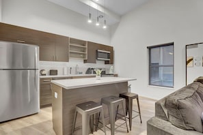 Refrigerador, microondas, horno, placa de cocina