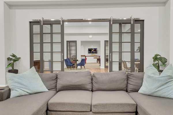 Smart-tv, een open haard, tafelvoetbal en een tafeltennistafel