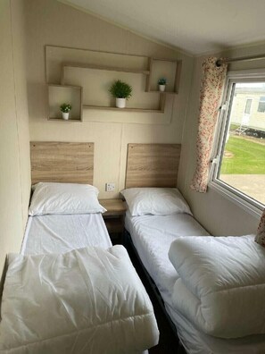 4 bedrooms, individually decorated, individually furnished, free WiFi - Broadland Sands - Holiday Accommodation 21136 (Lowestoft)