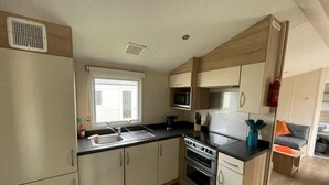 Private kitchen - Broadland Sands - Holiday Accommodation 21136 (Lowestoft)