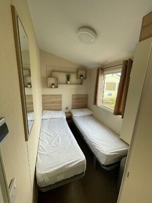 4 bedrooms, individually decorated, individually furnished, free WiFi - Broadland Sands - Holiday Accommodation 21136 (Lowestoft)