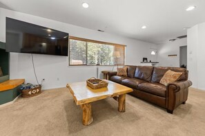 Een televisie en een open haard