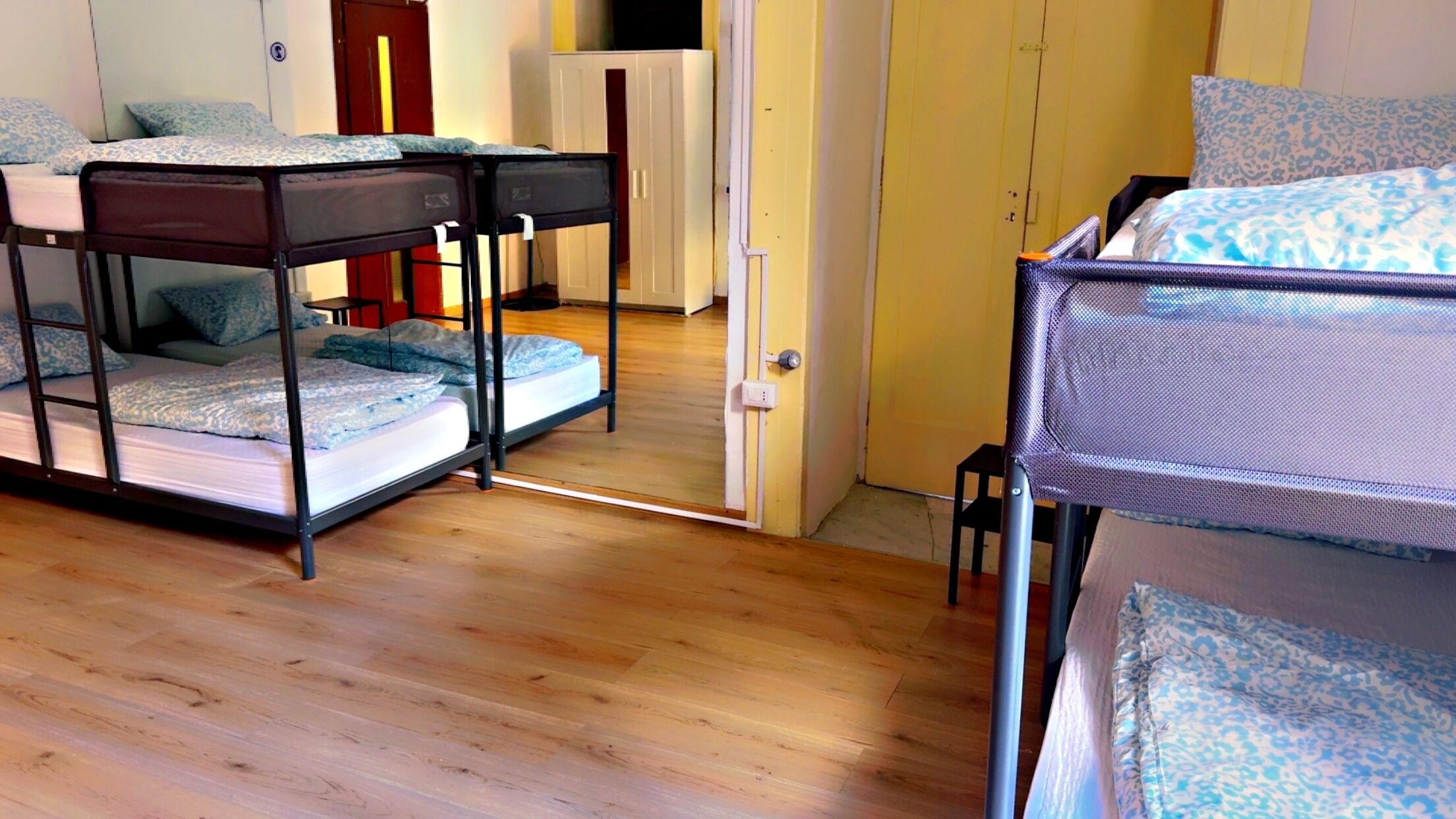 Une chambre avec un lit superposé, un bureau et une chaise.