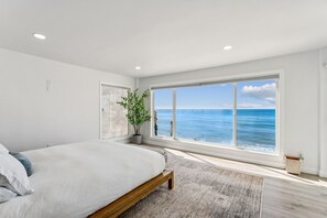 3 chambres, bureau, fer et planche à repasser, lit de bébé portatif